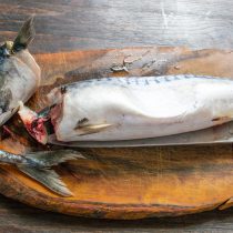 Оттаявшую рыбу чистим-потрошим, отрезаем хвост и голову
