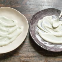К густому греческому йогурту добавляем сухой или свежий укроп и соль