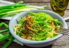 Весенний салат из зеленого лука