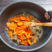 Нарезаем тонкой соломкой морковь