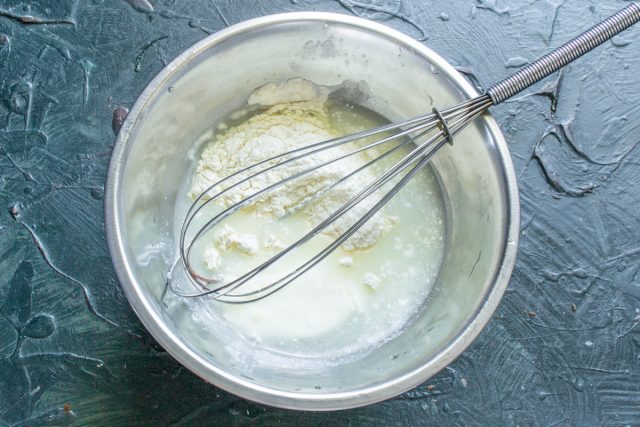 Смешиваем ингредиенты соуса венчиком, чтобы не оставалось комков муки