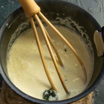 Снимаем соус с огня и добавляем мелко нарезанный зелёный базилик