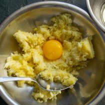 К картошке добавляем только яичные желтки