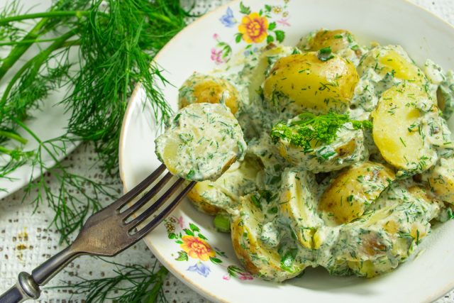 Картофельный салат со сметаной и укропом