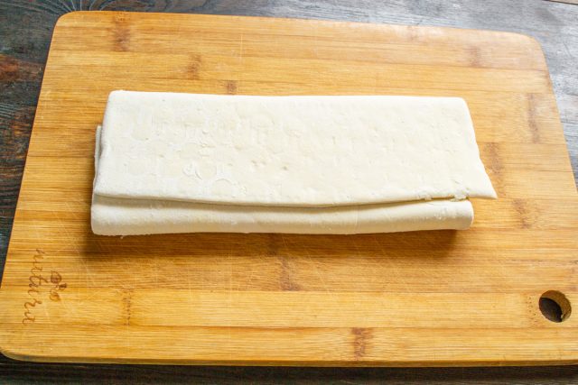 Слоеное бездрожжевое тесто заранее достаем из морозильной камеры