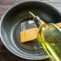 Наливаем оливковое масло в сковороду