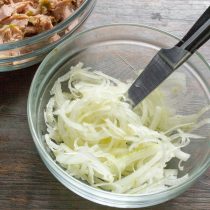 Сладкий салатный лук нарезаем тонкими кольцами или полукольцами
