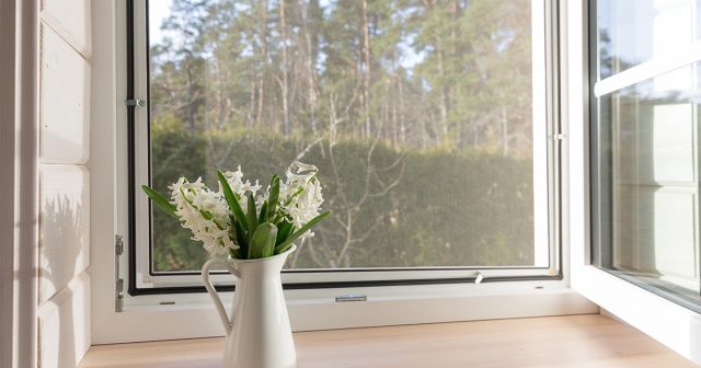 В тёплое время года в частных домах хорошо помогают москитные сетки и шторы на дверях и окнах