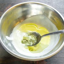 В миске смешиваем сметану и оливковое масло холодного отжима