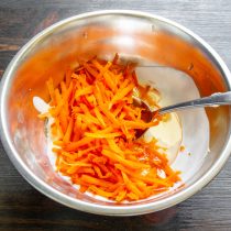 Добавляем тертую морковку в тесто