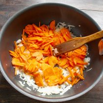 Добавляем к обжаренному луку морковь, нарезанную тонкой сломкой