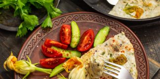 Омлет по-арабски с куриным филе и цветками кабачков