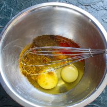 Разбиваем куриные яйца в глубокую миску.