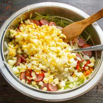 Измельченные вареные яйца добавляем в салат к остальным ингредиентам.