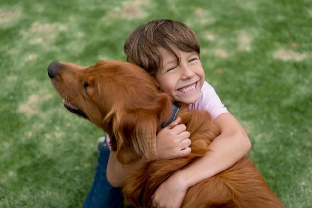 Собака поможет научить детей заботе, ответственности и соблюдению распорядка дня.