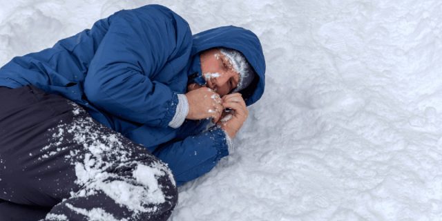 Не следует двигать руками и ногами переохлажденного человека, например, пытаясь снять мокрую одежду.