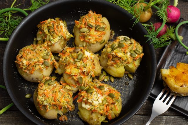 Запеченный картофель с творожным сыром и овощами.