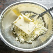 К творогу добавляем сливочное масло, размягченное при комнатной температуре. К творогу добавляем сливочное масло, размягченное при комнатной температуре.