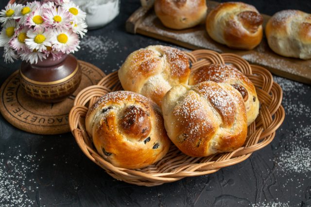 Плюшки с изюмом — простые сладкие булочки