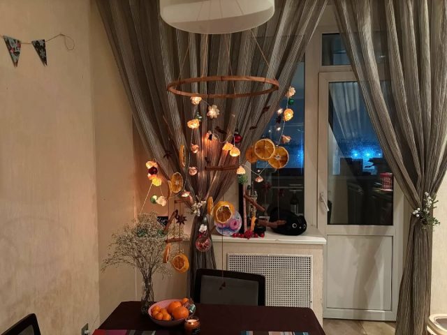 Повесьте вертушку в желаемое место и проверьте надежность крепления. Вы великолепны, наслаждайтесь своей работой!
