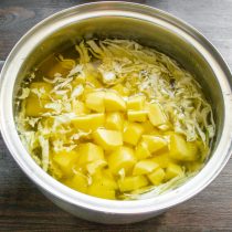 Нарезаем крупными кубиками очищенный от кожуры картофель.