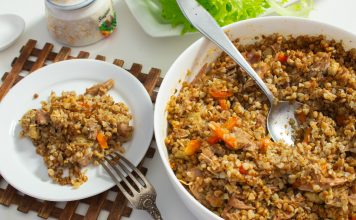 Гречка с куриной тушенкой в духовке