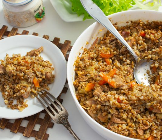 Гречка с куриной тушенкой в духовке