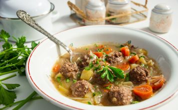 Суп с фрикадельками и орехами