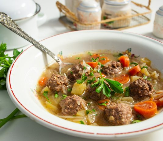 Суп с фрикадельками и орехами