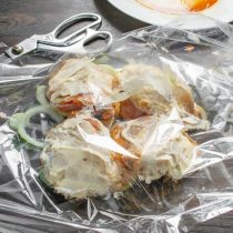 На лук кладем маринованные в меду куриные бедра, смазываем сверху майонезом. На лук кладем маринованные в меду куриные бедра, смазываем сверху майонезом.