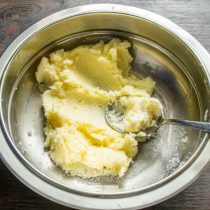 Размягчаем сливочное масло до состояния густой сметаны, насыпаем мелкий белый сахарный песок. Размягчаем сливочное масло до состояния густой сметаны, насыпаем мелкий белый сахарный песок.