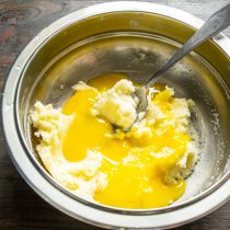 Крупные куриные яйца разбиваем в отдельную миску, отделяем желтки от белков. Крупные куриные яйца разбиваем в отдельную миску, отделяем желтки от белков.