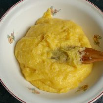 Готовая полента получается густой, пока каша горячая, она мягкая и бесформенная, по мере застывания превращается в плотную лепешку. Готовая полента получается густой, пока каша горячая, она мягкая и бесформенная, по мере застывания превращается в плотную лепешку.