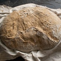Прикрываем буханку свисающими кусками ткани и убираем в холодильник на 6-8 часов. Прикрываем буханку свисающими кусками ткани и убираем в холодильник на 6-8 часов.