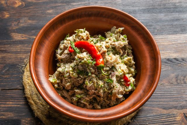 Можно оставлять на ночь, будет только вкуснее. Перед подачей украшаем куриный салат перчиком чили. Можно оставлять на ночь, будет только вкуснее. Перед подачей украшаем куриный салат перчиком чили.