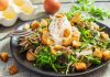 Салат из морской капусты и курицы с рукколой