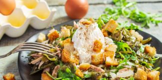 Салат из морской капусты и курицы с рукколой