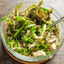 Хорошо перемешиваем ингредиенты, чтобы вареная курица пропиталась соками и приправами. Хорошо перемешиваем ингредиенты, чтобы вареная курица пропиталась соками и приправами.