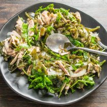 Выкладываем салат из морской капусты и курицы на широкую тарелку. Выкладываем салат из морской капусты и курицы на широкую тарелку.