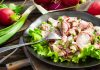 Салат из редиски и зелени с оливковым маслом