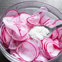 Насыпаем 1 чайную ложку крупной морской соли, перемешиваем и оставляем на 5-7 минут. Насыпаем 1 чайную ложку крупной морской соли, перемешиваем и оставляем на 5-7 минут.
