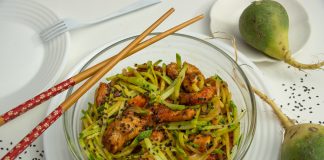 Салат из зелёной редьки с курицей в корейском стиле