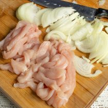 Филе куриной грудки нарезаем длинными узкими ломтиками. Филе куриной грудки нарезаем длинными узкими ломтиками.
