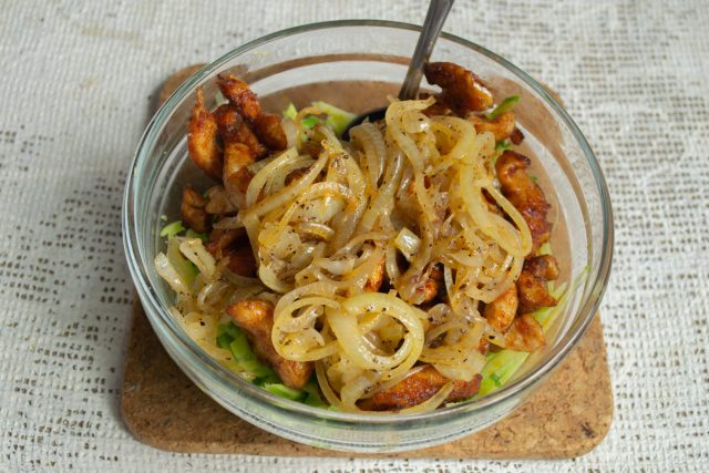 К редьке и курочке добавляем обжаренный лук. К редьке и курочке добавляем обжаренный лук.