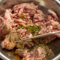 К охлажденному мясному фаршу добавляем молотую сладкую паприку, соль по вкусу. К охлажденному мясному фаршу добавляем молотую сладкую паприку, соль по вкусу.