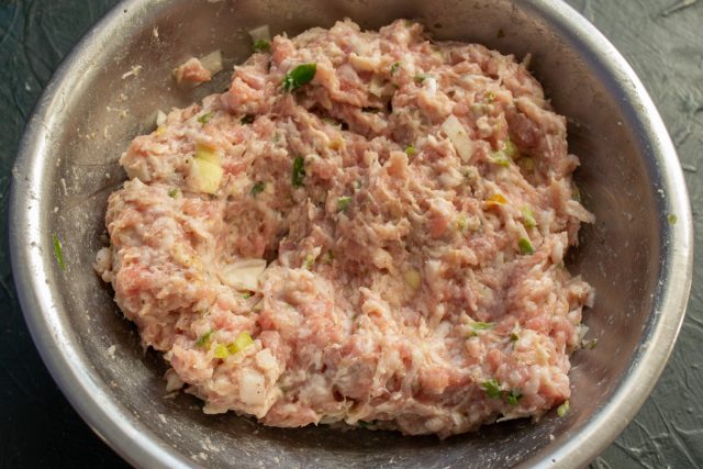 Хорошо вымешиваем фарш, лучше смешивать руками, надев тонкие резиновые перчатки. Хорошо вымешиваем фарш, лучше смешивать руками, надев тонкие резиновые перчатки.