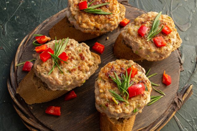 Выкладываем котлеты на ломтики ржаного хлеба, посыпаем кубиками красного болгарского перца, украшаем розмарином и сразу подаём на стол. Выкладываем котлеты на ломтики ржаного хлеба, посыпаем кубиками красного болгарского перца, украшаем розмарином и сразу подаём на стол.