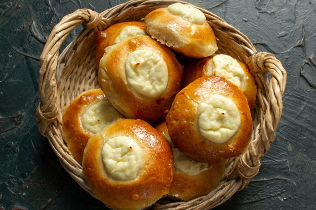 Ватрушки с творогом вкусно съесть тёплыми вприкуску с чашкой горячего чая или холодного молока. Ватрушки с творогом вкусно съесть тёплыми вприкуску с чашкой горячего чая или холодного молока.