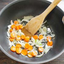 Морковь нарезаем тонкими кружочками, добавляем в сковороду к луку. Морковь нарезаем тонкими кружочками, добавляем в сковороду к луку.