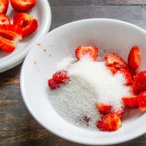 К нарезанной клубнике добавляем сахарный песок. К нарезанной клубнике добавляем сахарный песок.